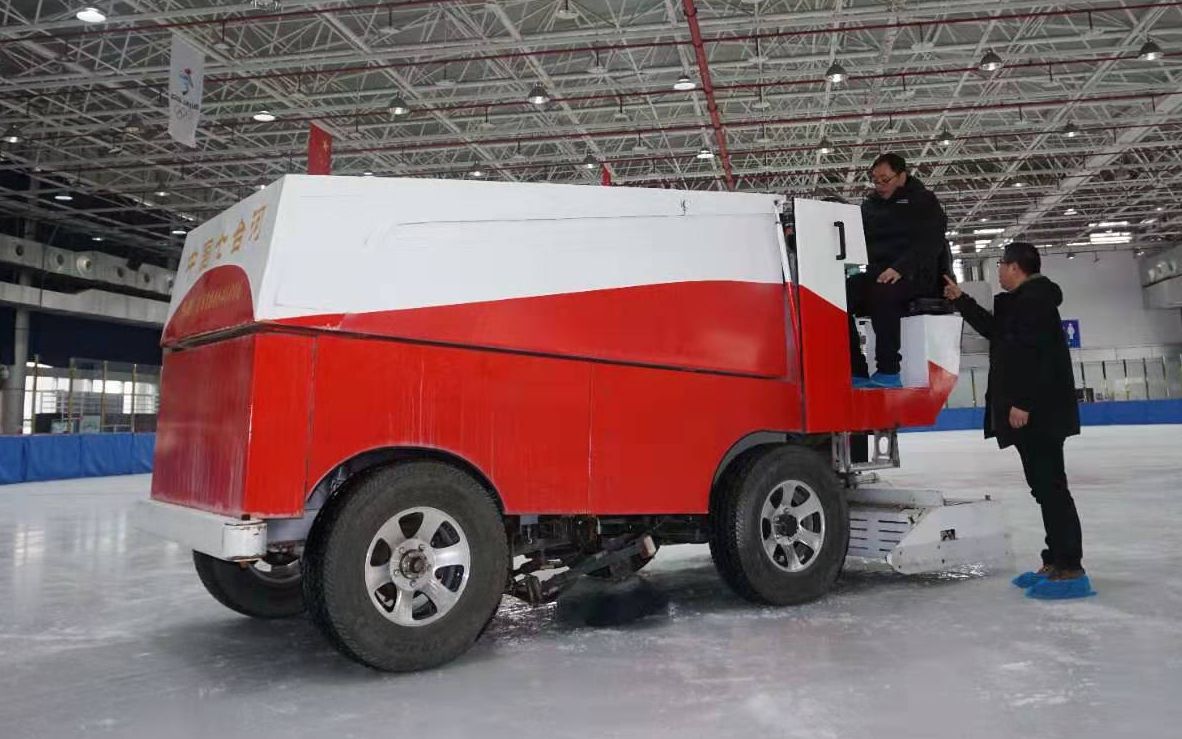 "驾驶浇冰车看着简单,行驶路线稍有重合,冰面就不匀乎了……俺们学的