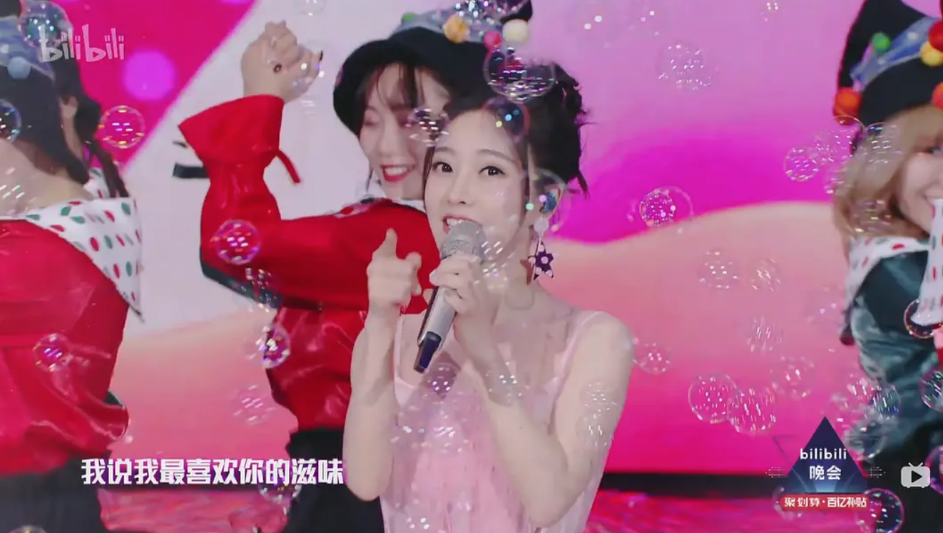 冯提莫在“最美的夜”。