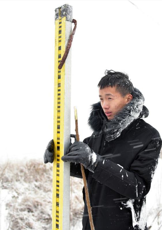 交通强国郑济高铁风雪测量人