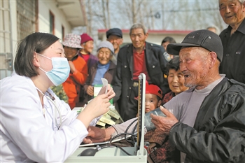 在山东，医疗志愿服务人员正为村民义诊。本报记者 杨登峰 摄