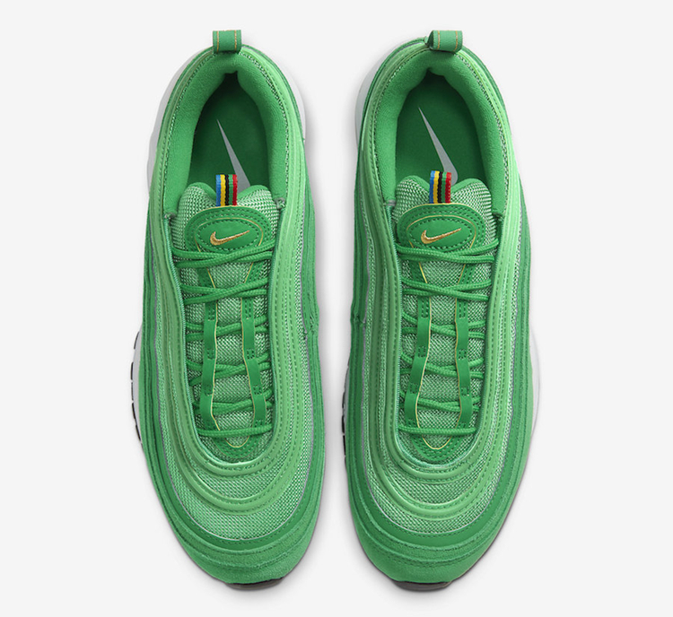 此外随鞋附赠的还有一块金色 nike logo 挂牌,刻画相当精致.