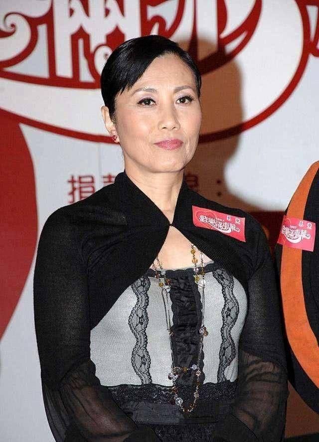 汪明荃健身照,皱纹多也知性,比赵雅芝扮嫩好很多!