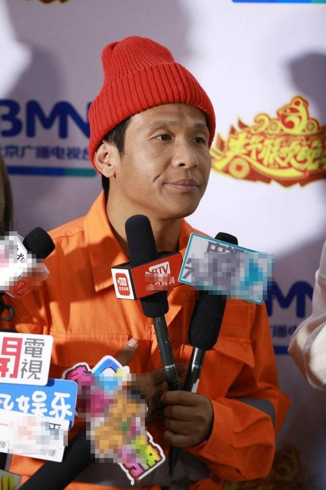 宋小宝久违现身,穿橙色衬衣戴小红帽,他这帽子肖战李宇春都喜欢