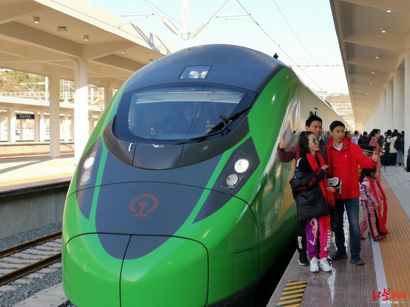 攀枝花至昆明首趟动车开行 乘客:买到站票也高兴