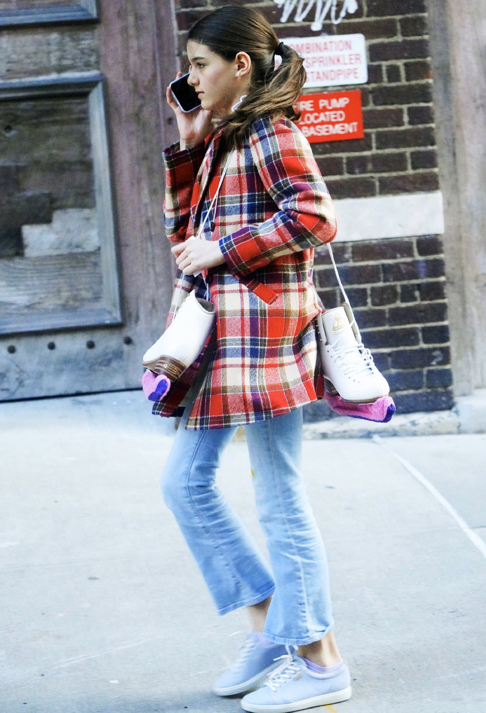 阿汤哥女儿苏瑞现身,英伦风配马尾辫青春时髦,终于不穿粉色出街