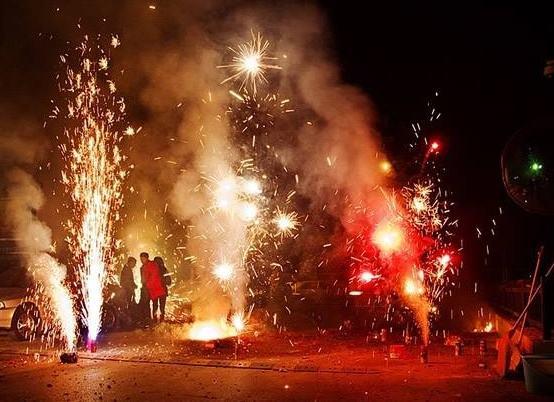 近年来,有些农村过年时不让放鞭炮了,那用什么代替鞭炮比较好?|电子_新浪新闻