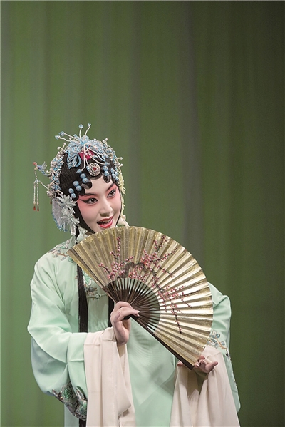 江苏青年昆曲演员单雯凭借恩师张继青亲授的《牡丹亭》一举夺魁,荣登