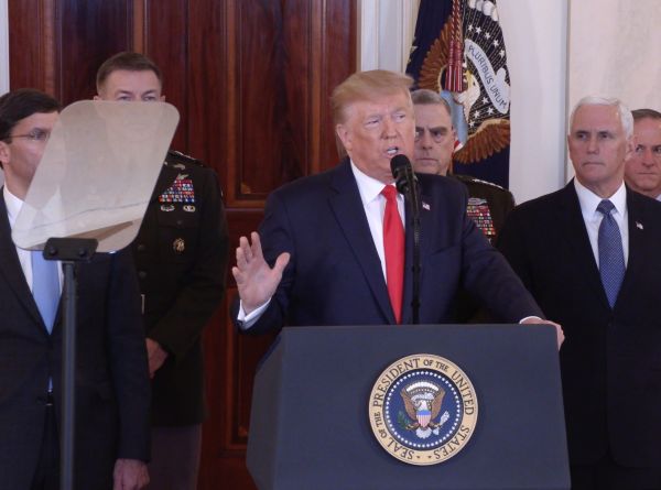 1月8日，美国总统特朗普（中）在华盛顿白宫发表电视讲话。新华社记者 胡友松 摄