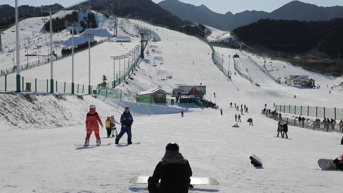 南山滑雪场是北京周边最大的综合滑雪场,集滑雪,滑道,攀冰等动感休闲