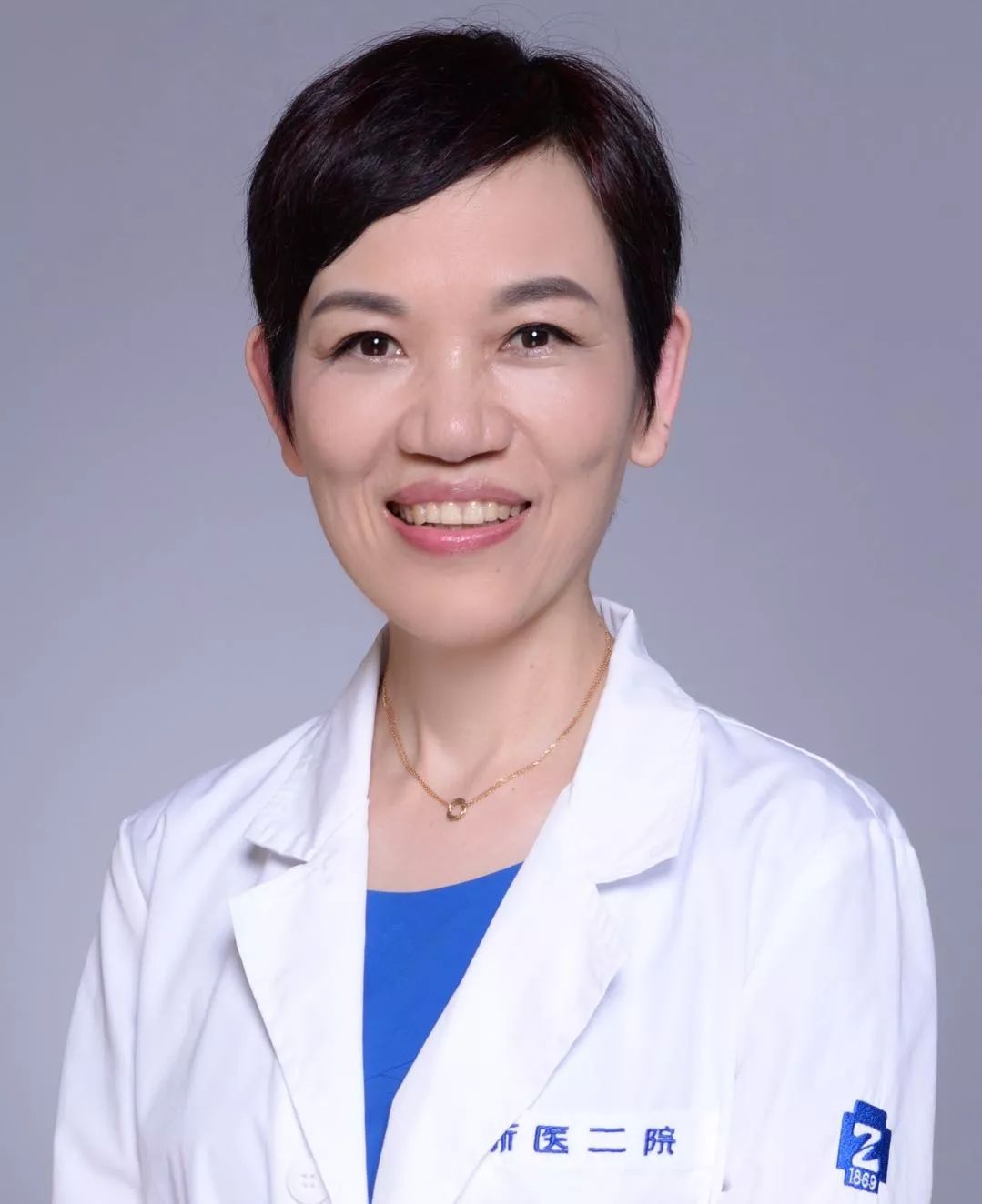 近视600度的姑娘想做手术摘镜医生一眼发现她的眼睛里有大问题点击