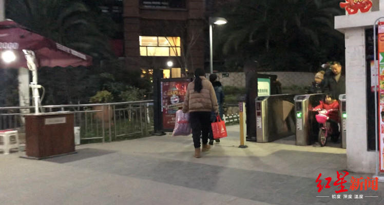 外来人员可以轻易尾随业主进入小区