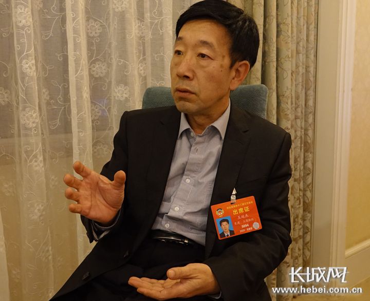 王延杰委员接受记者采访.