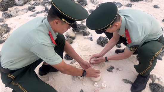 武警官兵将永兴岛的沙和珊瑚作为礼物寄给外交学院的大学生们。