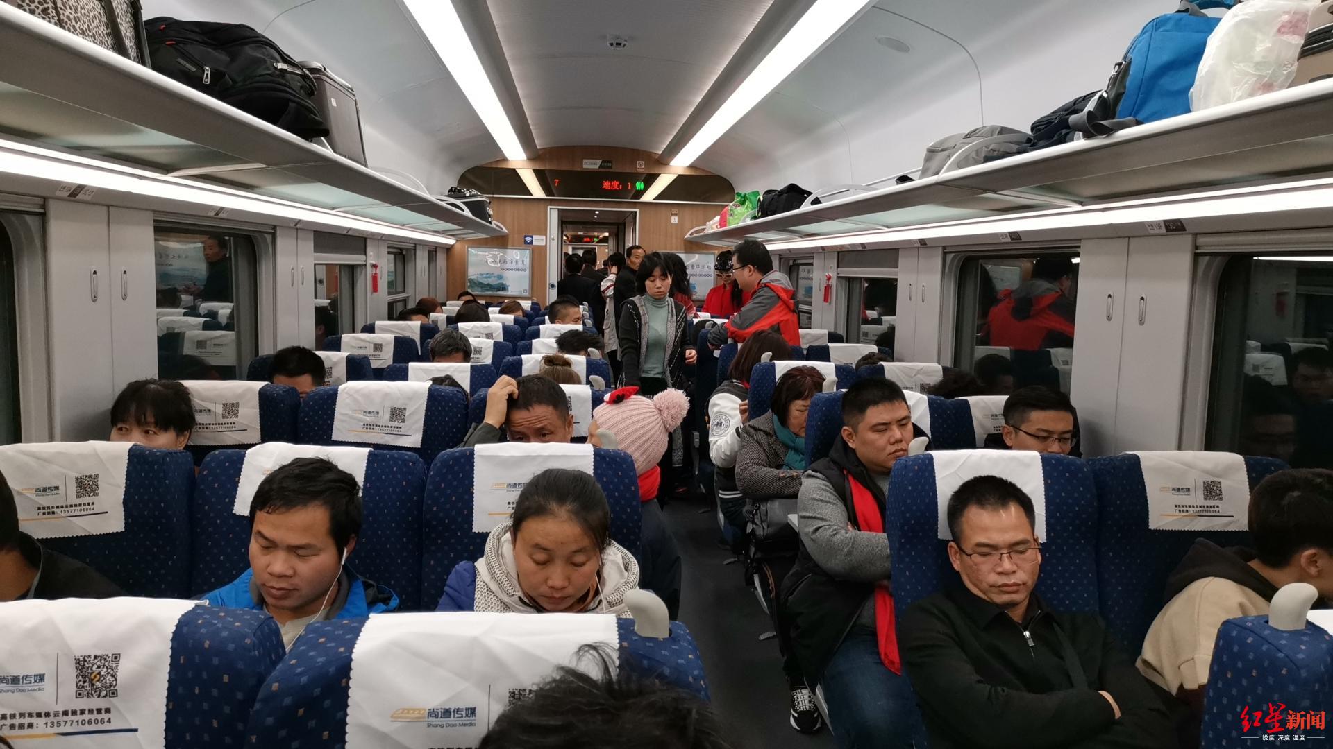 攀枝花至昆明首趟动车开行 乘客:买到站票也高兴