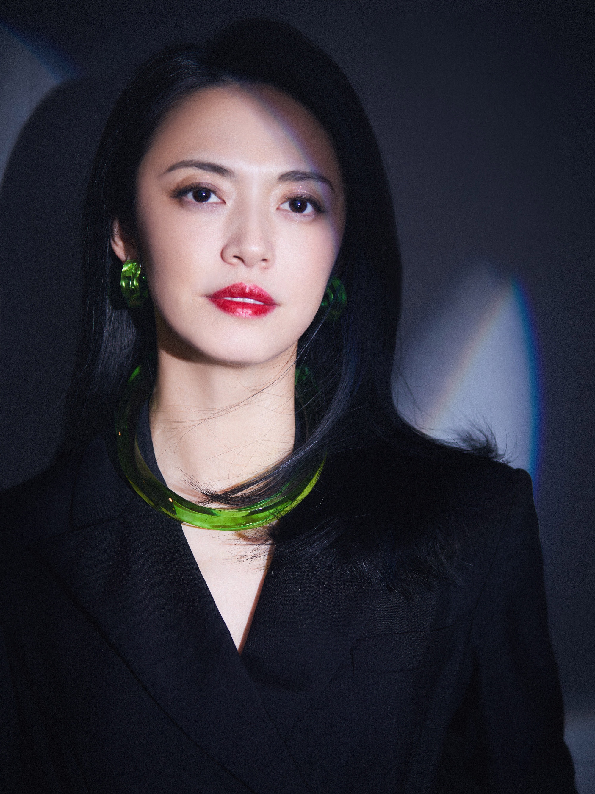 41岁姚晨开年大片曝光,黑色风衣干练优雅,"霸道女总裁"上线