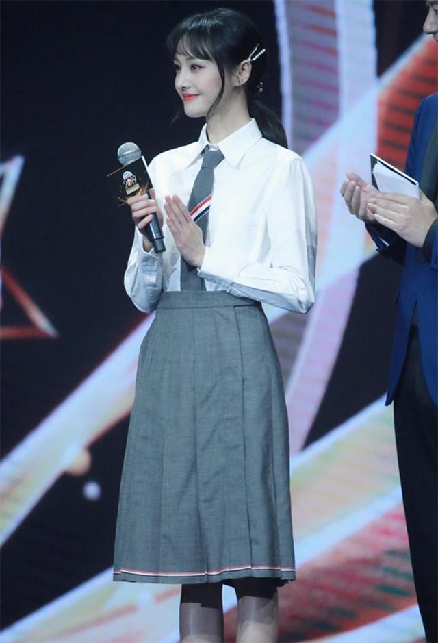 郑爽康辉同框录综艺,爽妹子穿学生装秒变18岁,生图太能打了吧