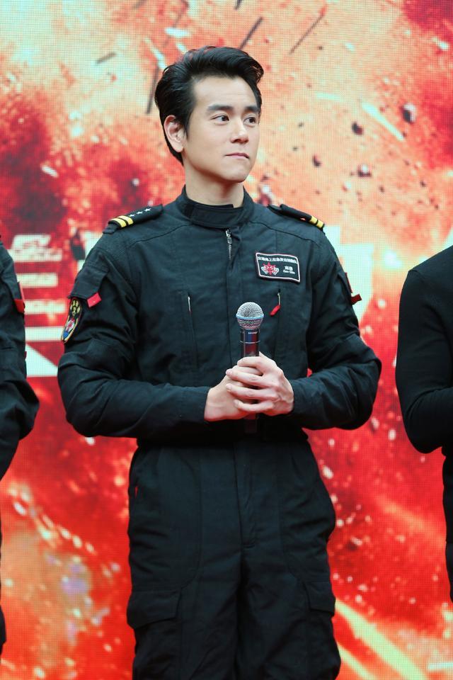 彭于晏太潮了红配蓝大油头魅力无限高谦队长变身超级马里奥