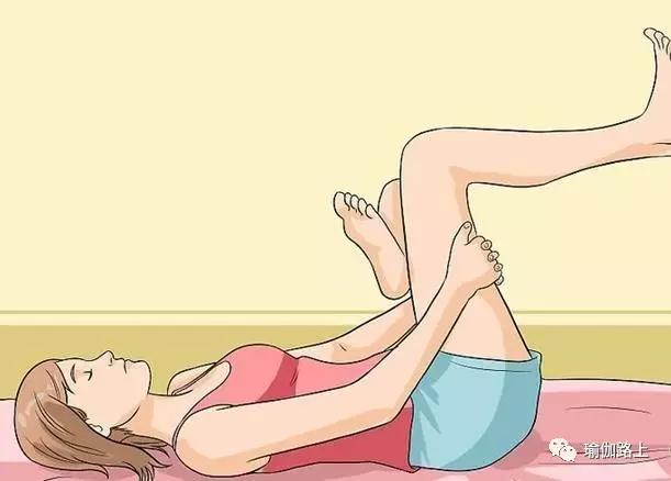 倒箭式仰卧,臀部贴墙,双腿伸直回勾并拢靠在墙上双手十指交扣,放在