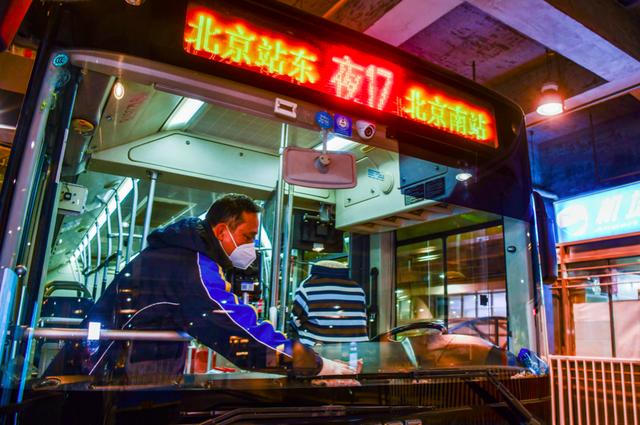 夜班车司机为乘客提供"叫醒服务",饿肚子吹冷风防瞌睡