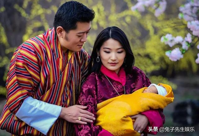 不丹国王2月首次现身！其父娶四姐妹为妻，国王也辜负了美女王后|不丹|国王|王后_新浪新闻