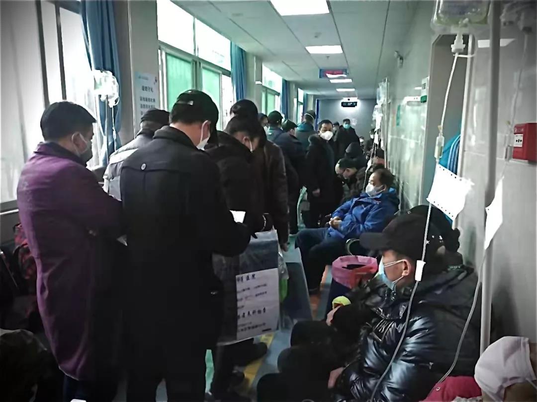  （1月31日，武汉武昌医院内，发热病人在排队输液）