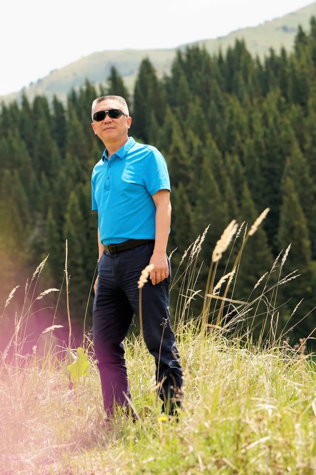 诗人简介老房子:四川西昌人.