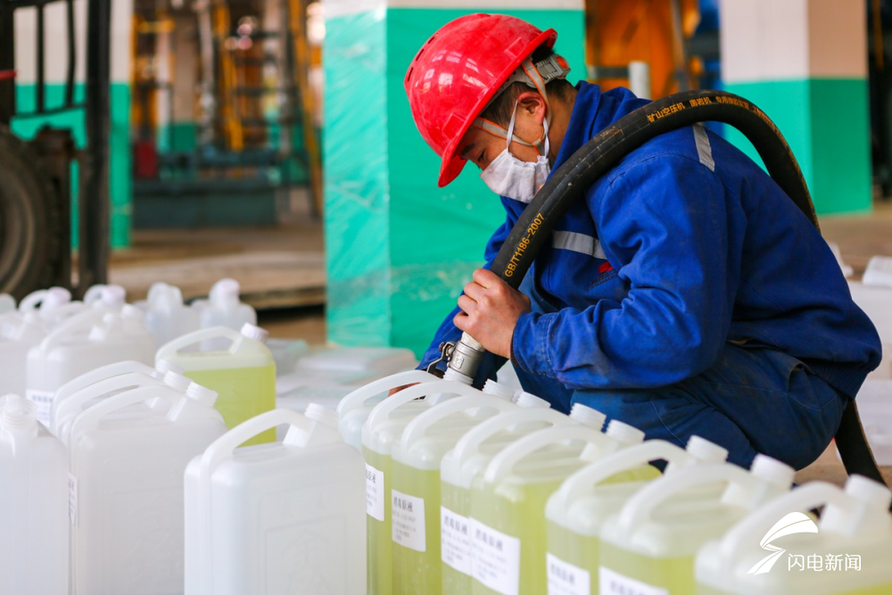 这就是山东菏泽单县企业尚舜化工为防疫指挥部无偿捐赠50吨消毒液