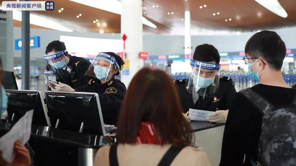 广东海关重启出入境人员填写健康申明卡制度