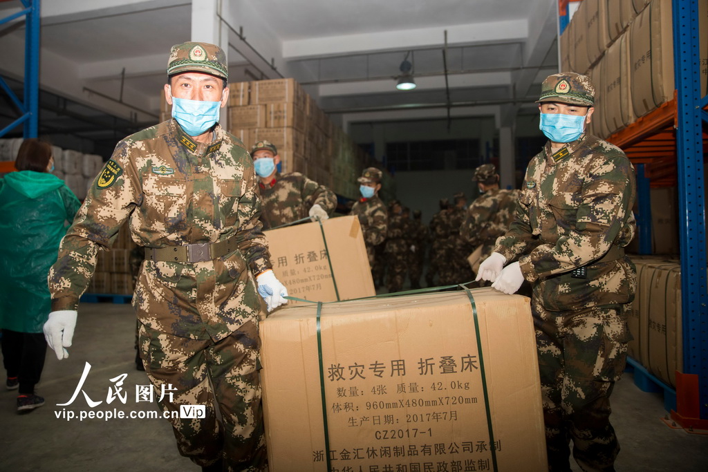 南宁武警官兵紧急搬运疫情防控救援物资