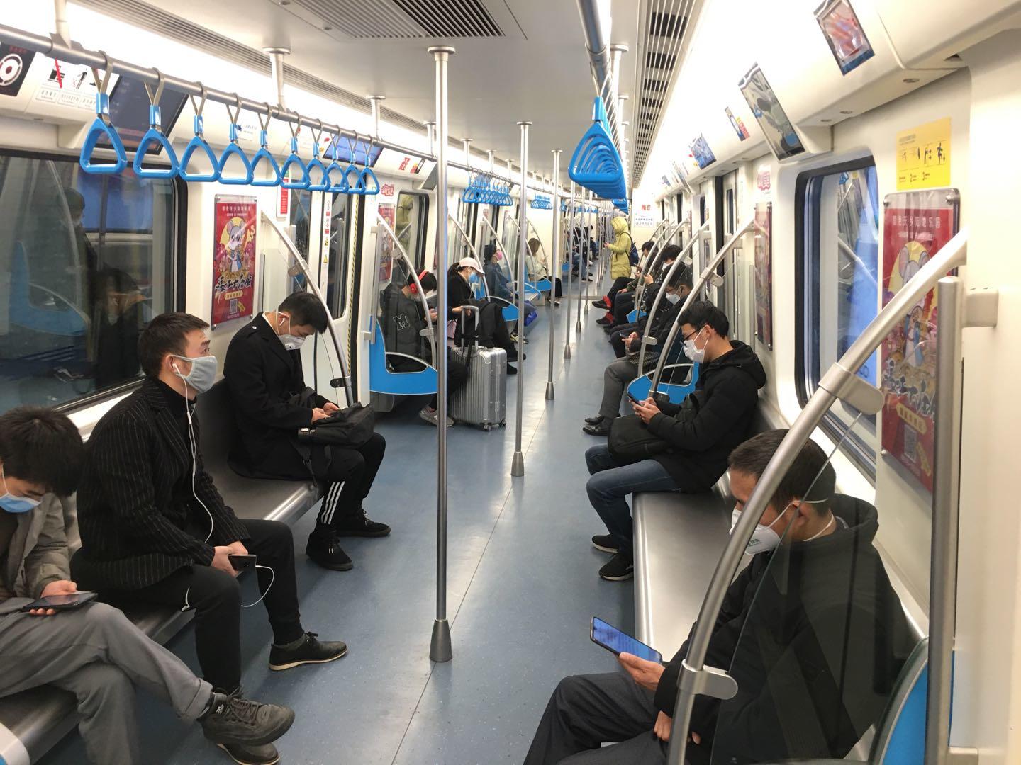 乘车挤不挤?都戴口罩没?直击成都地铁"早高峰"