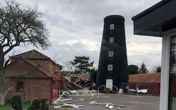 英国林肯郡伯格勒马什风车顶部的叶片被损坏（图片来源：镜报）