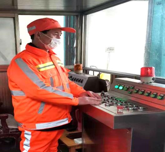 盐城市城管局环卫工人陈红,张其宽夫妇坚守在一线岗位