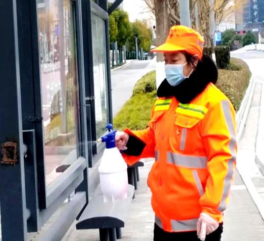 盐城市城管局环卫工人陈红,张其宽夫妇坚守在一线岗位