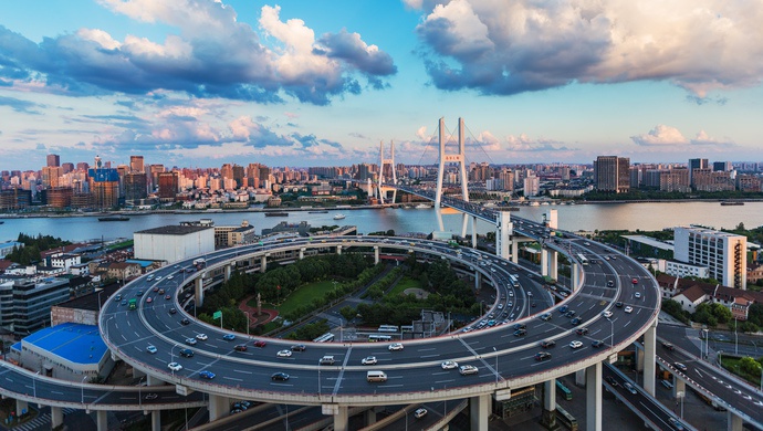 上海企业复工首个早高峰市内交通恢复繁忙市内高架现多个堵点内环事故