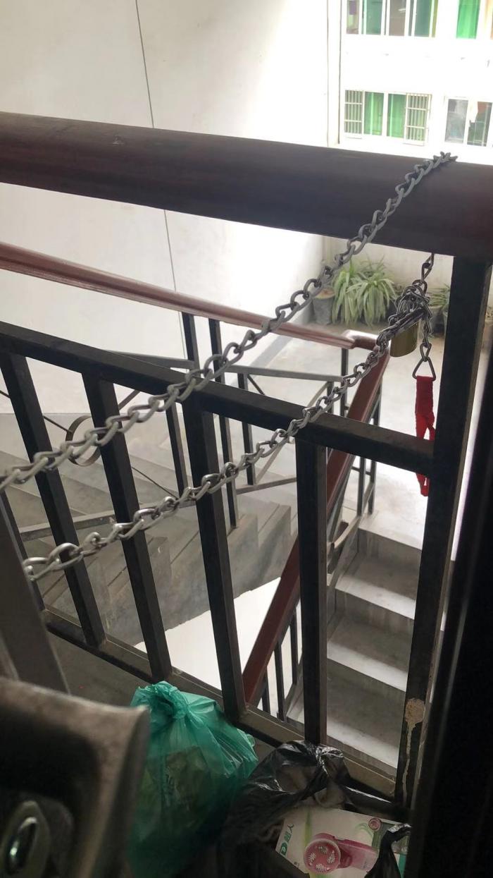社区用铁链锁"隔离"?浙江省疫情防控:不