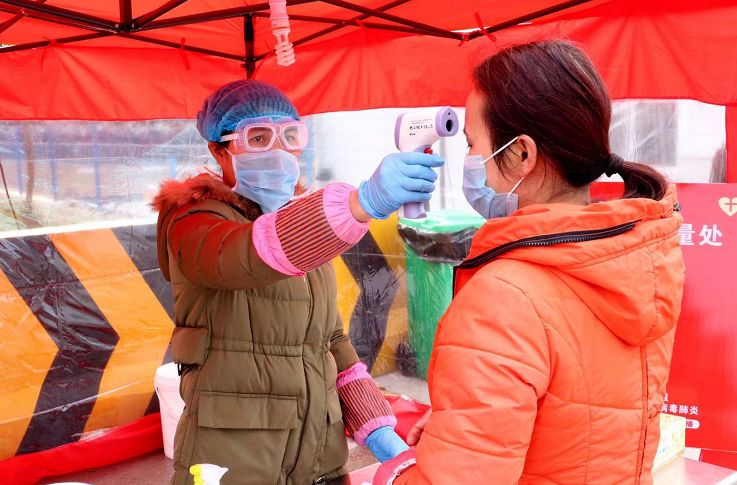 直击南宁复工复产首日,市民戴口罩,测体温,防护意识强!