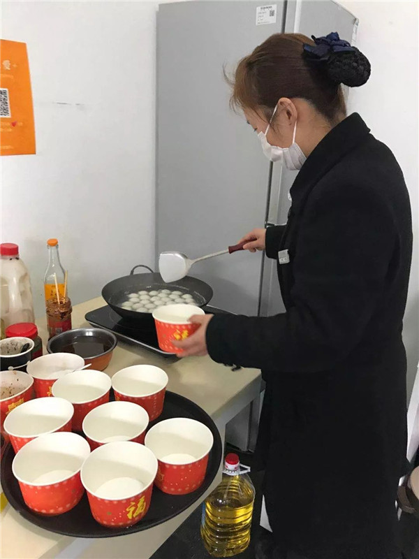 罗紫威在为值勤的同事煮汤圆