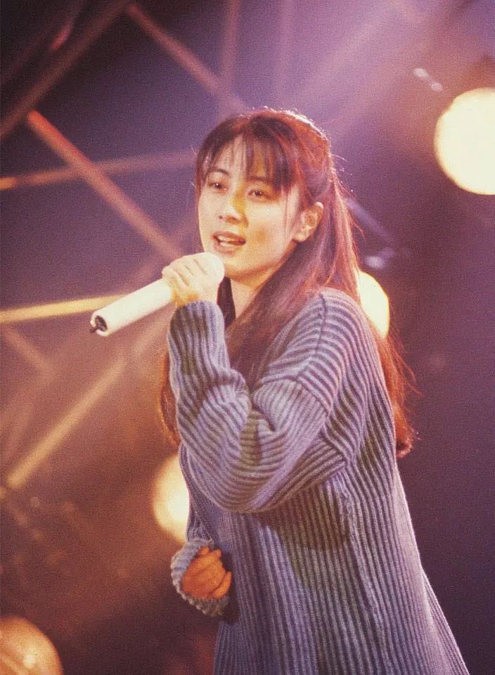 无需身着华服,见过坂井泉水的人,依然会被她的魅力打动:"像泉水一样