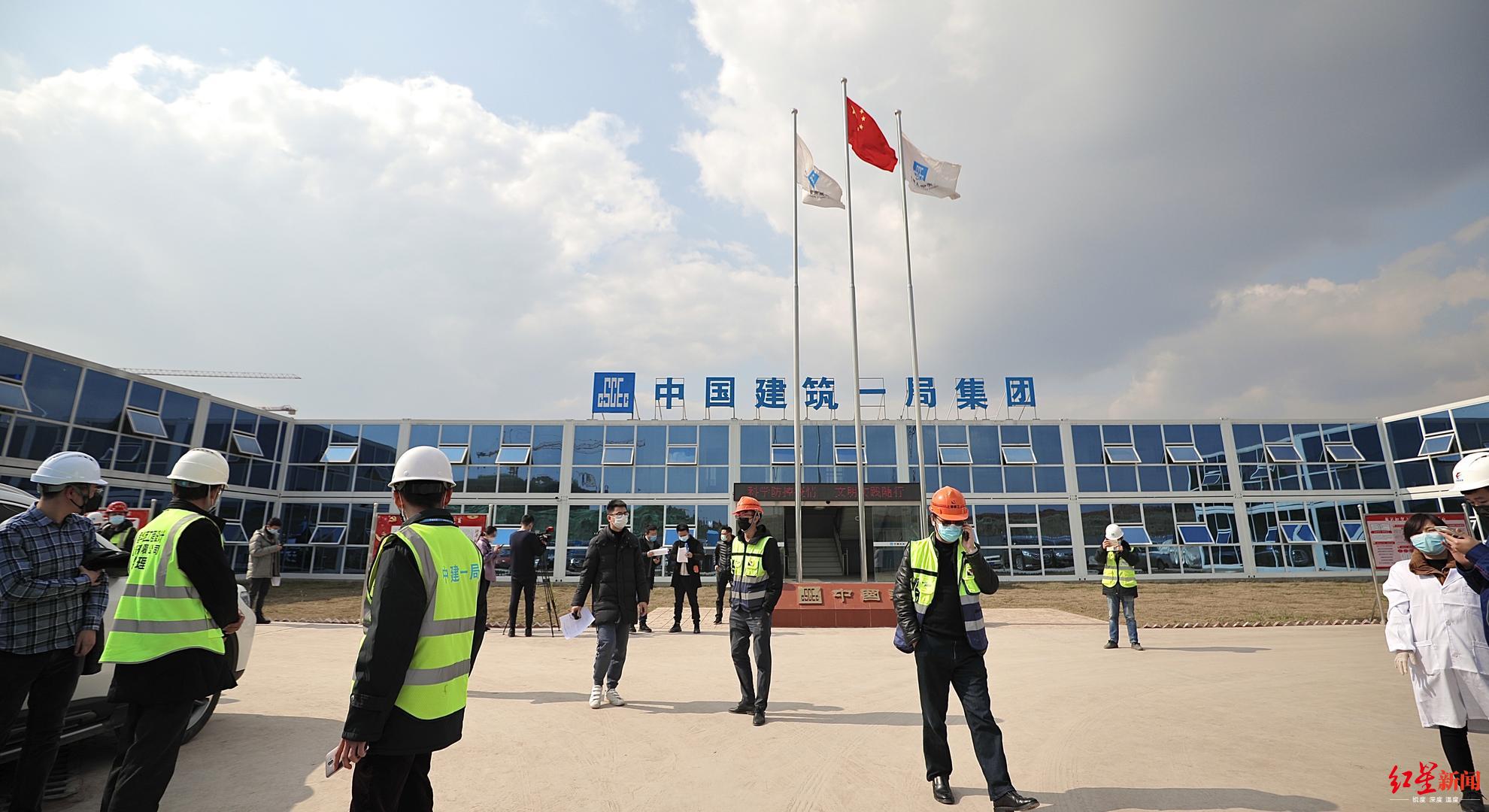 探访成都天府国际机场施工现场:一天两个口罩,小规模,分工种,分工序作