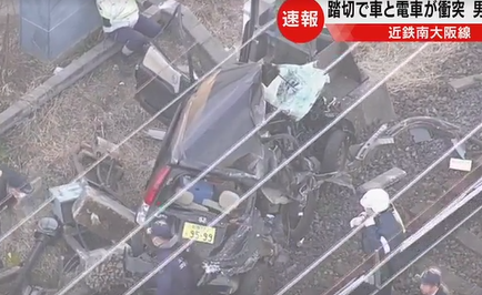 日本一辆汽车冲上铁轨与电车相撞51岁司机死亡 铁轨 电车 新浪新闻