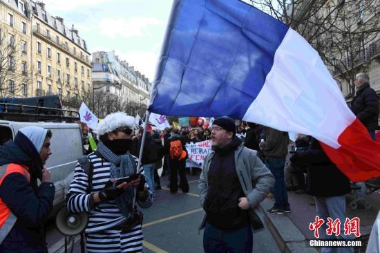当地时间1月29日,巴黎万余人继续走上街头,坚持抗议游行,响应罢工,反对政府推动的退休制度改革。中新社记者 李洋 摄