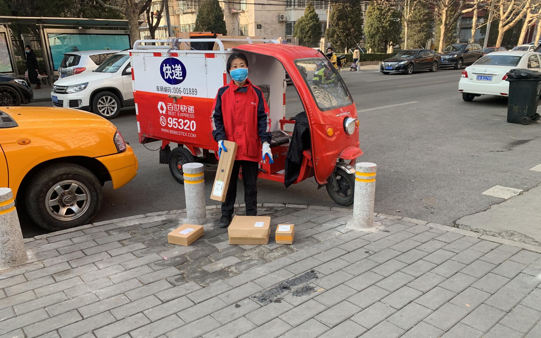 探访北京多小区谢绝快递员进入居民扎堆取件有风险