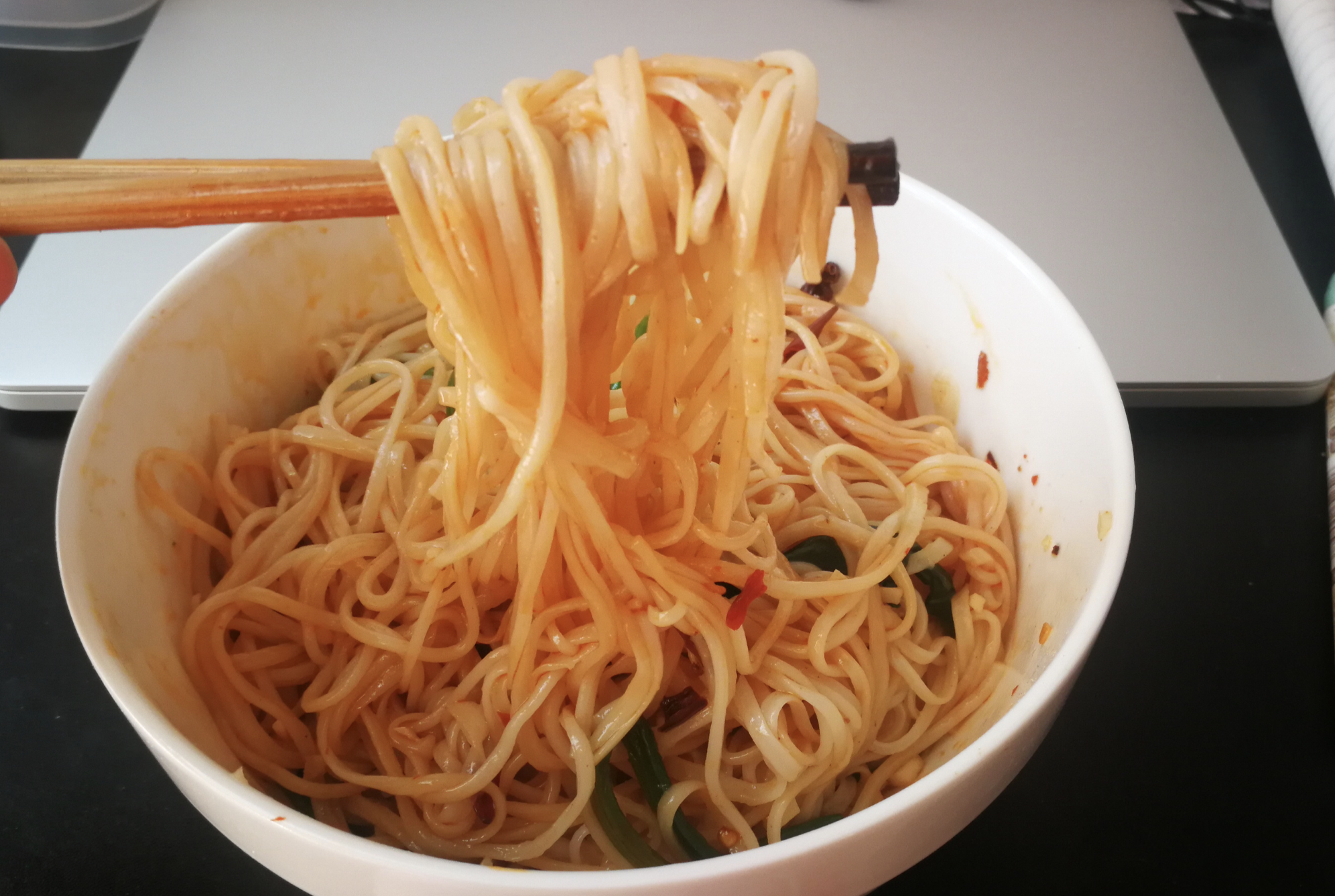 上锅烧油,放入八角,花椒,等到油烟冒起,起锅泼到面上,将面搅拌均匀即