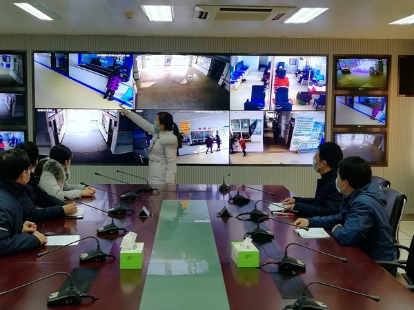 江苏省灌云县公共卫生事件应急指挥中心工作人员在远程实时指挥研判