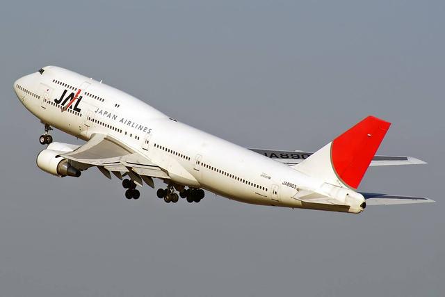 一架隶属于日本航空公司的波音747-400d执行完乘客登机程序后正在等待