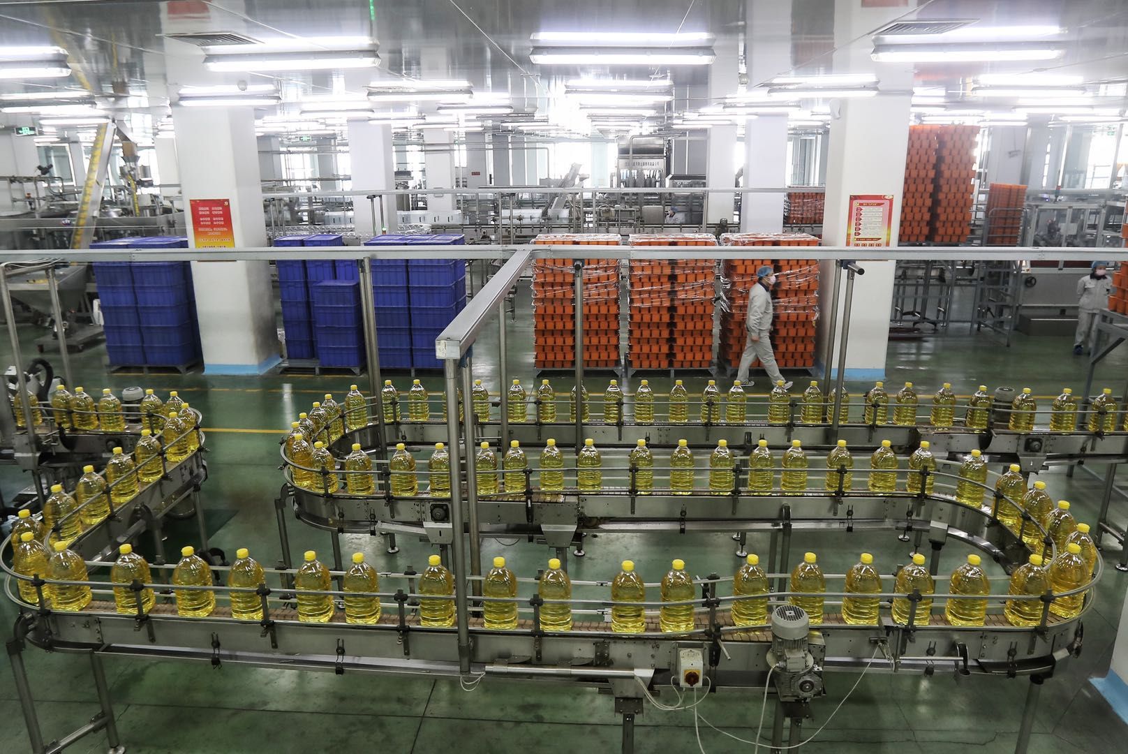 汇福粮油集团复产复工,工人们在车间生产大豆油.新京报记者 王贵彬 摄