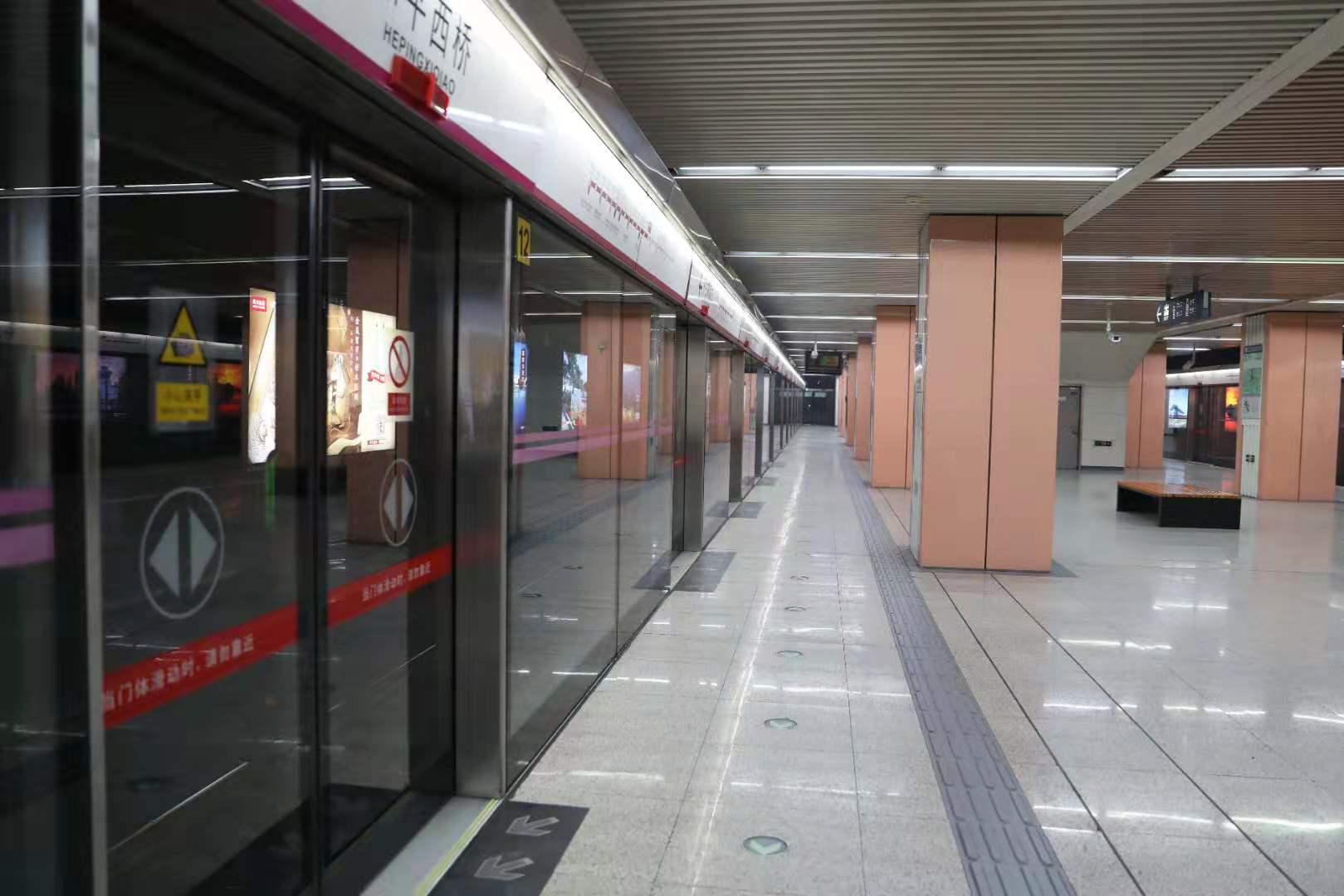 北京地铁5号线早高峰图片