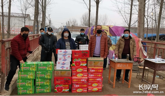 通讯员 张玉坤)"传月老弟,这是你村村民代建红委托我们送来的物资