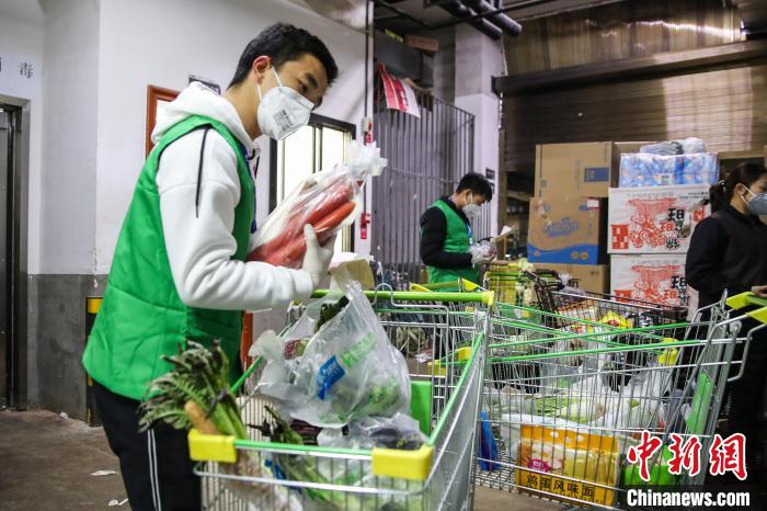 图为超市工作人员为顾客配货。 瞿宏伦 摄