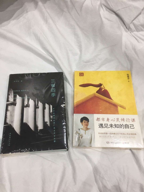 護(hù)士給患者提供書(shū)籍閱讀